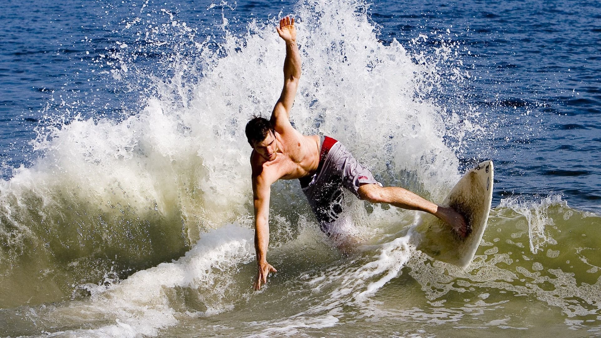 哈兰德火力全开，连续10场破门斩获英超金靴，哈兰德德甲